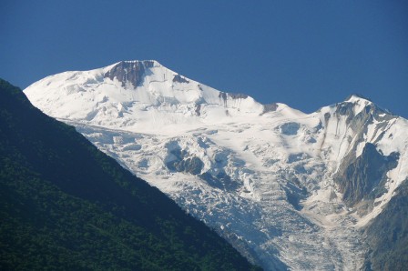 Vue de Karmadon sur le mont Mailikhokh (4598m) et le glacier Kolka