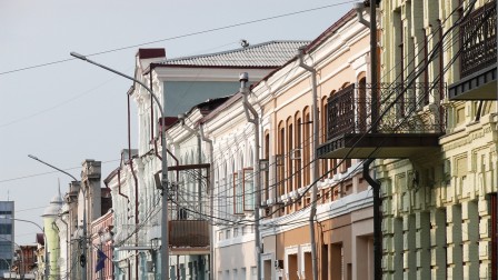 Prospect Mira, la grande rue piétonne de Vladikavkaz. Ancrages des câbles du réseau électrique et du tram.
