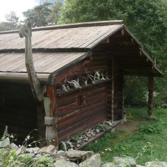 Sanctuaire abandonné dans la forêt près de Tsey