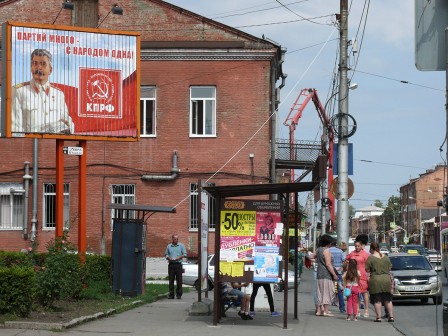 Bientôt les élections au parlement d'Ossétie du Nord : une star locale soutient le parti communiste. 