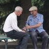 Deux vieux ossètes trinquant à la vodka sur un banc le long du Terek, près de la mosquée de Vladikavkaz