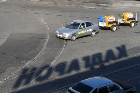 Vladikavkaz. Un livreur de kvas passe devant l'hôtel Kadgaron