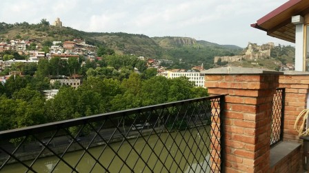 Vue du balcon de mon gîte Metekhi Ubani sur la vieille ville de Tbilissi.
