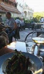 À la terrasse du restaurant Otsy, avec un.verre de Kisi, un très bon vin blanc géorgien, mai 2023