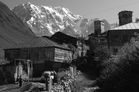 Versant sud du mur de Bezengi : le Mont Skhara vu d'Ushguli.
