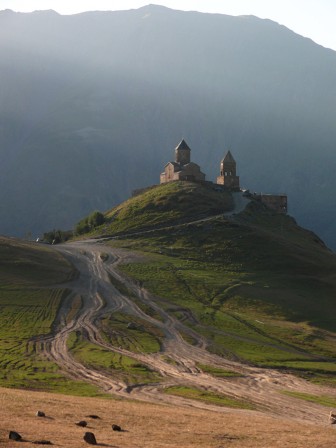 Lever de soleil sur l'église Tsminda Sameba de Gergeti