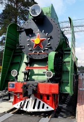 Belle locomotive à l'entrée du musée des chemins de fer de Novossibirsk