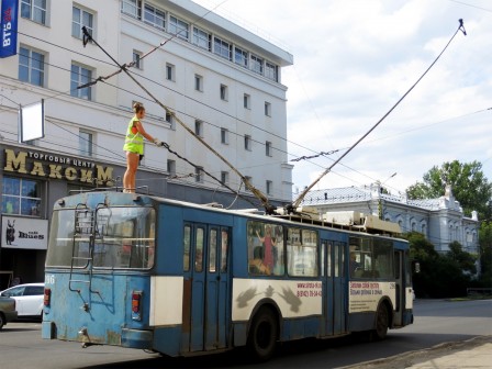 Conductrice dépannant son trolleybus à Petrozavodsk
