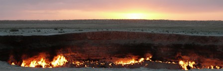 Lever de soleil sur le cratère de Darvaza (Turkménistan)