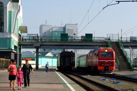 Entrée d'un Trans-Sib en gare de Novossibirsk